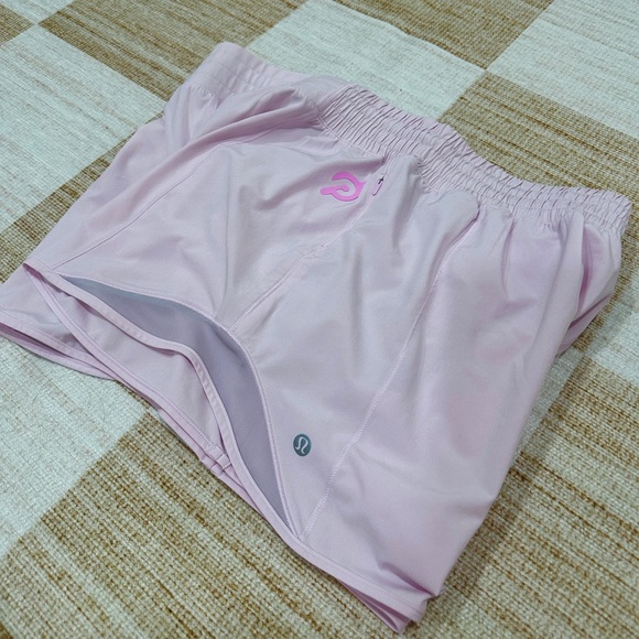 Lululemon Hotty Hot High-Rise Lined Short 2.5" Peloton, Meadowsweet Pink Size 12 - Picture 9 of 10